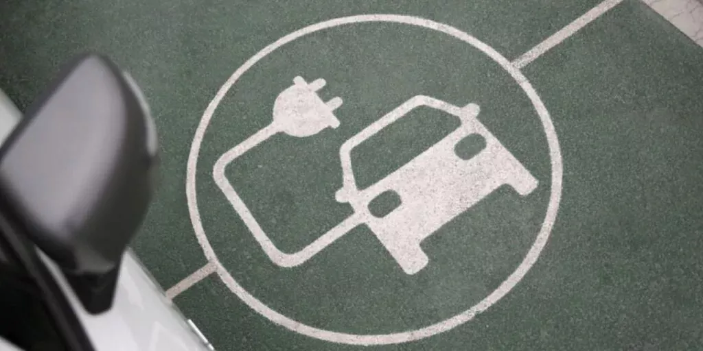 chão com um desenho de um carro elétrico recarregando