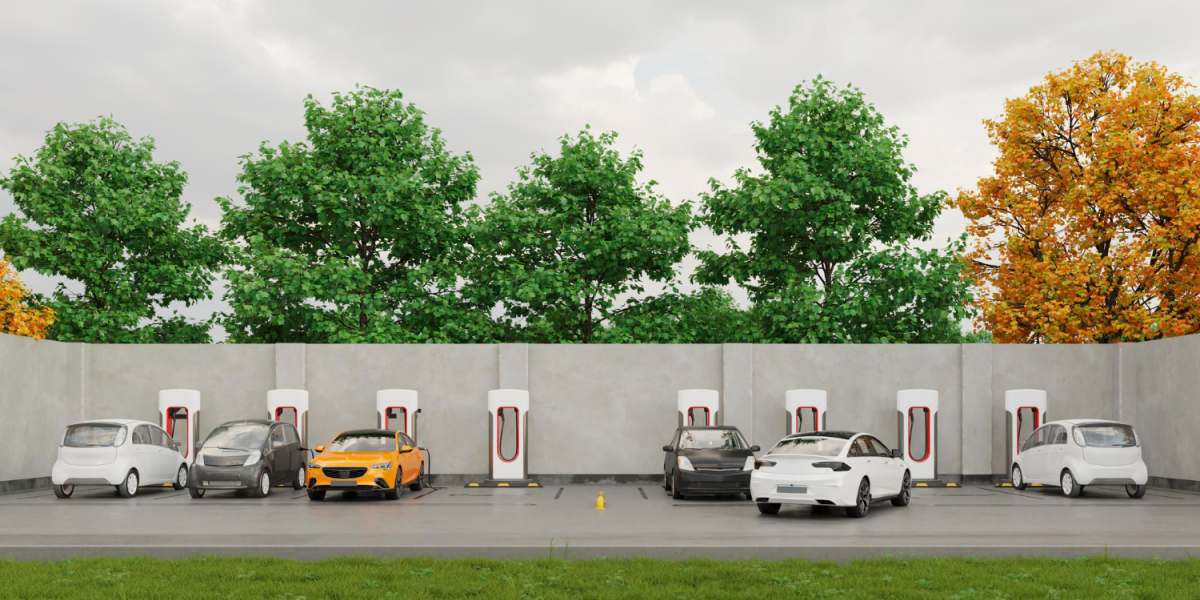 Foto de estacionamento com carregadores de carros elétricos.
