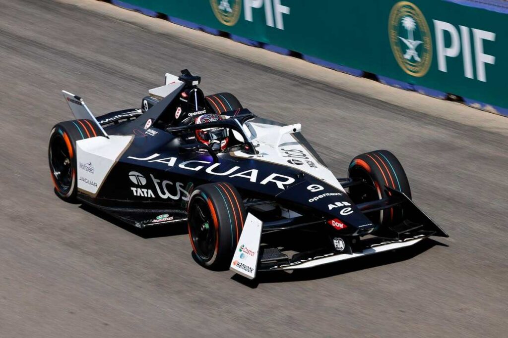 Foto de um carro patrocinado pela Jaguar em uma corrida de fórmula E